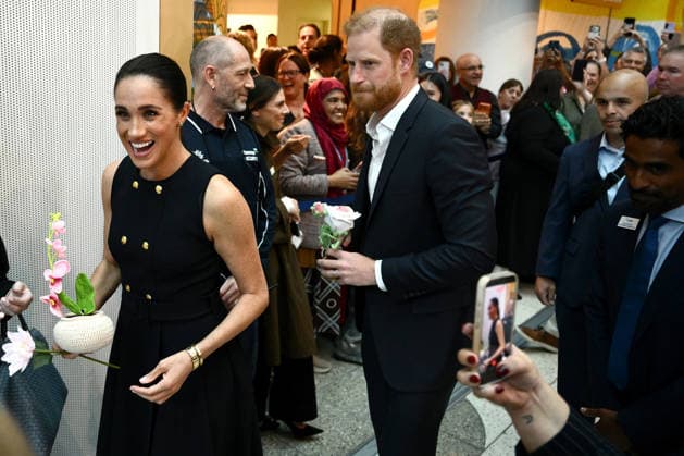 HARRY AND MEGHAN AUSTRALIA VISIT, Prince Harry and Meghan, the Duke and Duchess of Sussex greet children during their visit to the Royal Children™s Hospital in Melbourne, Tuesday, April 14, 2026. ( NO ARCHIVING MELBOURNE VICTORIA AUSTRALIA  Copyright: xJOELxCARRETTx 20260414175459656261