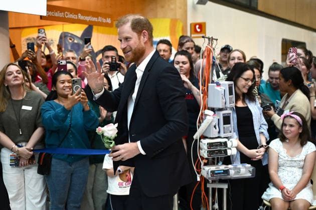 HARRY AND MEGHAN AUSTRALIA VISIT, Prince Harry and Meghan, the Duke and Duchess of Sussex greet children during their visit to the Royal Children™s Hospital in Melbourne, Tuesday, April 14, 2026. ( NO ARCHIVING MELBOURNE VICTORIA AUSTRALIA  Copyright: xJOELxCARRETTx 20260414159986728115
