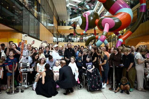 HARRY AND MEGHAN AUSTRALIA VISIT, Prince Harry and Meghan, the Duke and Duchess of Sussex greet children during their visit to the Royal Children™s Hospital in Melbourne, Tuesday, April 14, 2026. ( NO ARCHIVING MELBOURNE VICTORIA AUSTRALIA  Copyright: xJOELxCARRETTx 20260414192808781843
