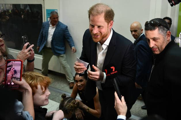 HARRY AND MEGHAN AUSTRALIA VISIT, Prince Harry and Meghan, the Duke and Duchess of Sussex greet children during their visit to the Royal Children™s Hospital in Melbourne, Tuesday, April 14, 2026. ( NO ARCHIVING MELBOURNE VICTORIA AUSTRALIA  Copyright: xJOELxCARRETTx 20260414148728940687