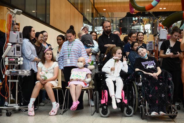 HARRY AND MEGHAN AUSTRALIA VISIT, Children await the arrival of Prince Harry and Meghan, the Duke and Duchess of Sussex ahead of their visit to the Royal Children™s Hospital in Melbourne, Tuesday, April 14, 2026. ( NO ARCHIVING MELBOURNE VICTORIA AUSTRALIA  Copyright: xJOELxCARRETTx 20260414194938157480
