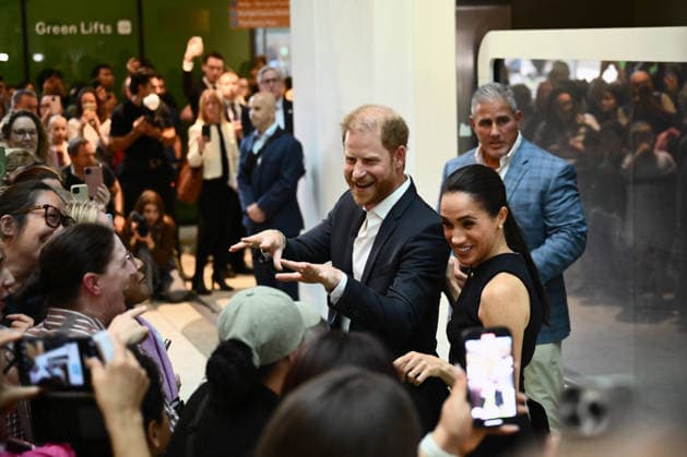HARRY AND MEGHAN AUSTRALIA VISIT, Prince Harry and Meghan, the Duke and Duchess of Sussex greet children during their visit to the Royal Children™s Hospital in Melbourne, Tuesday, April 14, 2026. ( NO ARCHIVING MELBOURNE VICTORIA AUSTRALIA  Copyright: xJOELxCARRETTx 20260414112659231228