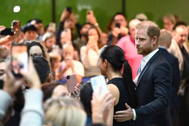 HARRY AND MEGHAN AUSTRALIA VISIT, Prince Harry and Meghan, the Duke and Duchess of Sussex greet children during their visit to the Royal Children™s Hospital in Melbourne, Tuesday, April 14, 2026. ( NO ARCHIVING MELBOURNE VICTORIA AUSTRALIA  Copyright: xJOELxCARRETTx 20260414116885019912