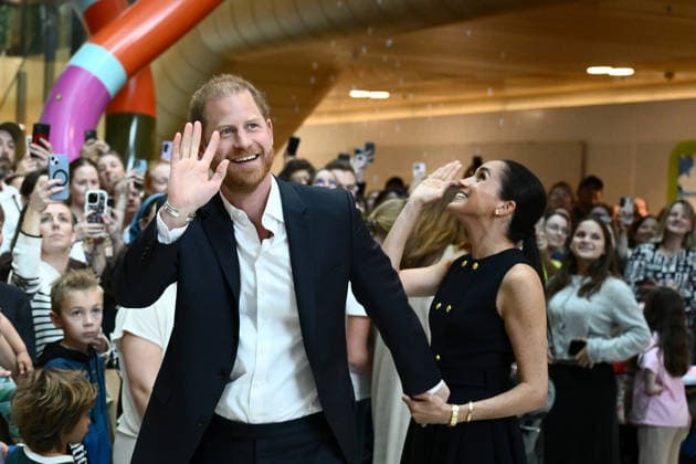 HARRY AND MEGHAN AUSTRALIA VISIT, Prince Harry and Meghan, the Duke and Duchess of Sussex greet children during their visit to the Royal Children™s Hospital in Melbourne, Tuesday, April 14, 2026. ( NO ARCHIVING MELBOURNE VICTORIA AUSTRALIA  Copyright: xJOELxCARRETTx 20260414146771154980