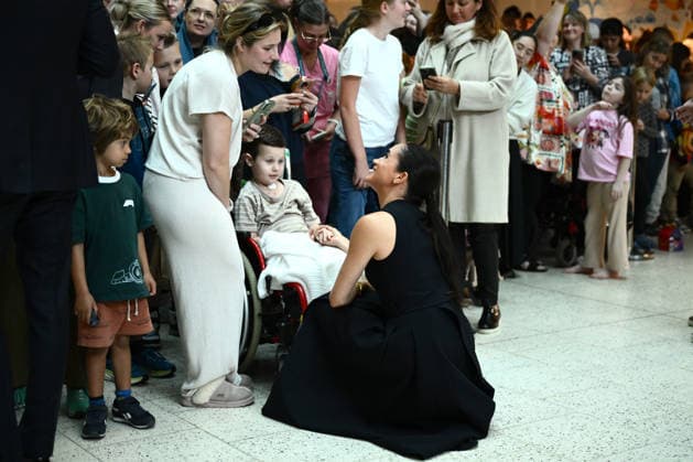 HARRY AND MEGHAN AUSTRALIA VISIT, Prince Harry and Meghan, the Duke and Duchess of Sussex greet children during their visit to the Royal Children™s Hospital in Melbourne, Tuesday, April 14, 2026. ( NO ARCHIVING MELBOURNE VICTORIA AUSTRALIA  Copyright: xJOELxCARRETTx 20260414189940301581