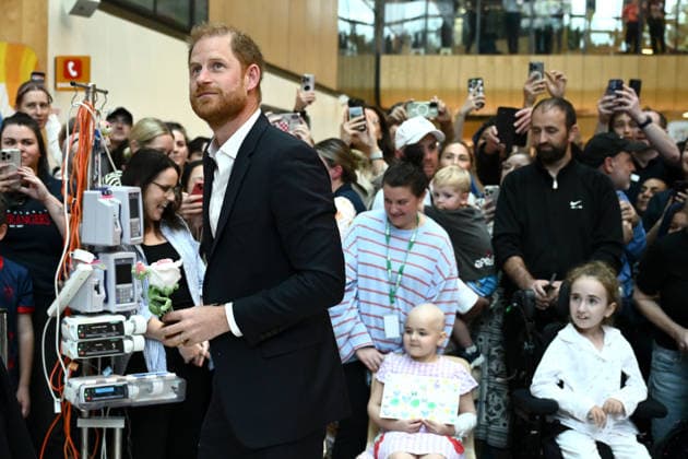 HARRY AND MEGHAN AUSTRALIA VISIT, Prince Harry and Meghan, the Duke and Duchess of Sussex greet children during their visit to the Royal Children™s Hospital in Melbourne, Tuesday, April 14, 2026. ( NO ARCHIVING MELBOURNE VICTORIA AUSTRALIA  Copyright: xJOELxCARRETTx 20260414190554299788