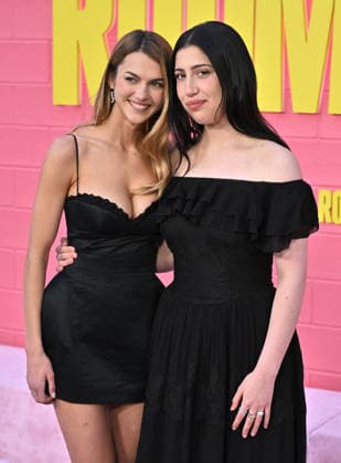 Netflix™s ˜Roommates™ Premiere Chloe East and Sadie Sandler arriving to Netflix™s Roommates premiere held at the Egyptian Theatre on April 13, 2026 in Hollywood, CA. Hollywood Egyptian Theatre California USA Copyright: xStarbuck xAFF-USA.COMx
