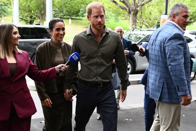 HARRY AND MEGHAN AUSTRALIA VISIT, Prince Harry and Meghan, the Duke and Duchess of Sussex arrive for a visit to the Australian National Veterans Arts Museum in Melbourne, Tuesday, April 14, 2026. ( NO ARCHIVING MELBOURNE VICTORIA AUSTRALIA  Copyright: xJOELxCARRETTx 20260414199497880090
