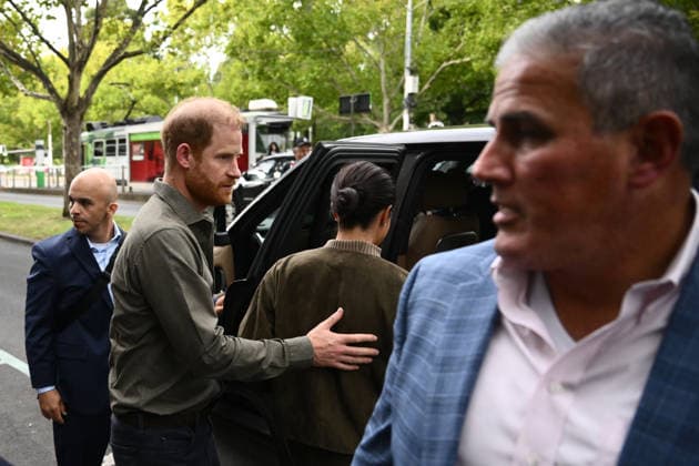 HARRY AND MEGHAN AUSTRALIA VISIT, Prince Harry and Meghan, the Duke and Duchess of Sussex leave following a visit to the Australian National Veterans Arts Museum in Melbourne, Tuesday, April 14, 2026. ( NO ARCHIVING MELBOURNE VICTORIA AUSTRALIA  Copyright: xJOELxCARRETTx 20260414186554699833