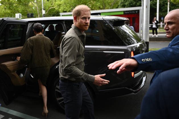 HARRY AND MEGHAN AUSTRALIA VISIT, Prince Harry and Meghan, the Duke and Duchess of Sussex leave following a visit to the Australian National Veterans Arts Museum in Melbourne, Tuesday, April 14, 2026. ( NO ARCHIVING MELBOURNE VICTORIA AUSTRALIA  Copyright: xJOELxCARRETTx 20260414192256689889