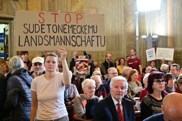Several dozen people gathered this morning, on Tuesday, April 14, 2026, to protest against the Sudeten German congress, which is scheduled to take place in Brno in May, in the courtyard of the City Hall, holding banners with slogans such as Hands off the E. Benes decrees and We don t want a Sudeten German congress in Czechia. City council members are expected to take note today of the event, which Brno neither sponsors, supports, nor organises. The council meeting began at 9:00 a.m.; the item is on the agenda starting at 10:00 a.m. (CTKxPhoto VaclavxSalek) CTKPhotoP2026041402491  CTKPhotoP2026041402491