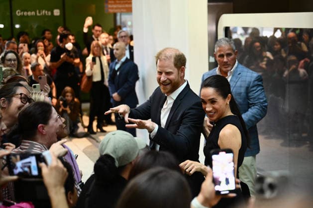 HARRY AND MEGHAN AUSTRALIA VISIT, Prince Harry and Meghan, the Duke and Duchess of Sussex greet children during their visit to the Royal Children™s Hospital in Melbourne, Tuesday, April 14, 2026. ( NO ARCHIVING MELBOURNE VICTORIA AUSTRALIA  Copyright: xJOELxCARRETTx 20260414118110332087