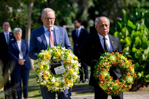 ANTHONY ALBANESE BRUNEI VISIT, Australian Prime Minister Anthony Albanese (left) and Minister at the Prime Minister™s Office and Minister of Defence II of Brunei Pehin Halbi lay wreaths at the Brunei-Australia Memorial at Muara beach in Brunei Darussalam, Tuesday, April 14, 2026. ( NO ARCHIVING Brunei Brunei Brunei  Copyright: xBIANCAxDExMARCHIx 20260414163272992481