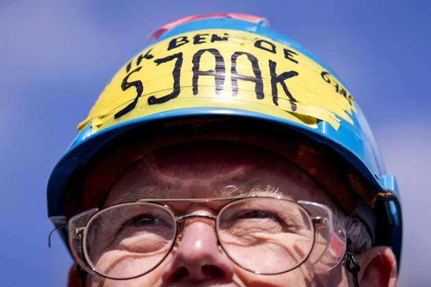 ROTTERDAM - Activist wearing a helmet with the text I am the Sjaak at Willemsplein during the nationwide strike by civil servants. Meetings are being organized by unions at six locations to reinforce their demands for a new collective labor agreement for 160,000 central government employees. They are dissatisfied that the government intends to stick to the wage freeze this year, meaning wages will not rise. ROBIN VAN LONKHUIJSEN ANP netherlands out - belgium out  Copyright: xx x555763985x originalFilename: 555763985.jpg