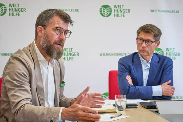 Pressegespraech mit Jeroen Stol (li.), Laenderdirektor der Welthungerhilfe im Sudan, und Mathias Mogge (re.), Generalsekretaer und Vorstandsvorsitzender Welthungerhilfe, zur Lage im Sudan am Dienstag (14.04.2026) vor der Sudan-Konferenz in Berlin. Vor dem Sudan-Gipfel hat die Welthungerhilfe besseren Zugang fuer humanitaere Einsaetze im Land gefordert. Humanitaere Hilfe muss unabhaengig von einer Waffenruhe geleistet werden , sagte Mathias Mogge am Dienstag in Berlin. Noetig seien ein uneingeschraenkter Zugang fuer Hilfsorganisationen, der Schutz der Zivilbevoelkerung und deutlich mehr finanzielle Mittel. Die Konferenz am Mittwoch muesse hierzu klare Ergebnisse liefern . (Siehe epd-Meldung vom 14.04.2026) EDITORIAL USE ONLY *** Press con Copyright: epd-bild ChristianxDitsch D26D0414WelthungerhilfeSudan093010
