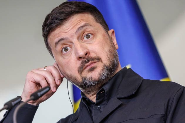 Präsident der Ukraine Wolodymyr Selenskyj bei einer Pressekonferenz mit Bundeskanzler Friedrich Merz (CDU), im Bundeskanzleramt in Berlin am 14.04.2026. Berlin Berlin Deutschland Kanzleramt *** President of Ukraine Volodymyr Selenskyj at a press conference with Federal Chancellor Friedrich Merz CDU , at the Federal Chancellery in Berlin on 14 04 2026 Berlin Berlin Germany Chancellery