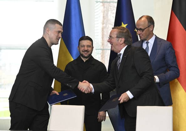 Ukrainian President Zelenskyy meets with German Chancellor Merz for talks in Berlin BERLIN, GERMANY - APRIL 14: Ukrainian Defence Minister Mykhailo Fedorov (L) and German Defence Minister Boris Pistorius (R) sign documents as German Chancellor Friedrich Merz (2nd R) and Ukrainian President Volodymyr Zelenskyy (2nd L) attend a signing ceremony at the Chancellery in Berlin on April 14, 2026 during German-Ukrainian government consultations. Halil Sagirkaya Anadolu Berlin Germany. Editorial use only. Please get in touch for any other usage.  Copyright: x2026xAnadoluxHalilxSagirkayax