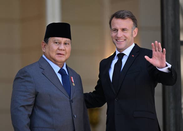 Emmanuel Macron - Prabowo Subianto meeting in Paris PARIS, FRANCE - APRIL 14: French President Emmanuel Macron (R) and Indonesian President Prabowo Subianto (L) pose to photographers ahead of their meeting at the Elysee Presidential Palace in Paris, France on April 14, 2026. Mustafa Yalcin Anadolu Paris France. Editorial use only. Please get in touch for any other usage.  Copyright: x2026xAnadoluxMustafaxYalcinx