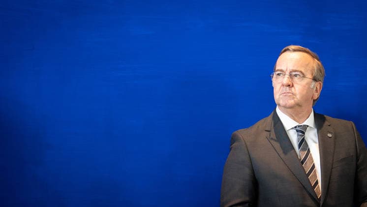 Verteidigungsminister Boris Pistorius im Bundeskanzleramt am Rande der Pressekonferenz;Ukrainischer Präsident im Bundeskanzleramt Berlin, Deutschland April 2026, Berlin Berlin Deutschland Bundeskanzleramt *** Defense Minister Boris Pistorius at the Federal Chancellery on the sidelines of the press conference Ukrainian President at the Federal Chancellery Berlin, Germany April 2026, Berlin Berlin Germany Federal Chancellery