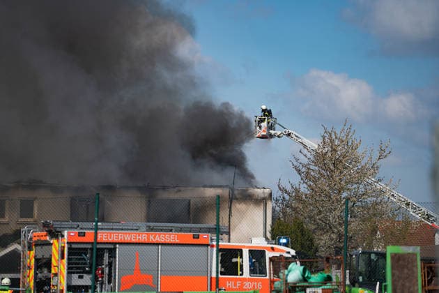 Hallenbrand - Fuldatal Am 14.04.2026 kam es gegen 10:30 Uhr in Fuldatal zu einem Brand im Werkstattgebäude einer Baufirma. Das Feuer breitete sich auf weitere Gebäudeteile aus, zwei Dächer stürzten ein. Rund 20 Personen wurden wegen des Verdachts auf Rauchgasvergiftung untersucht, Schwerverletzte gab es nicht. Nach Angaben von Tobias Winter, Leiter der Feuerwehr Kassel, waren rund 100 Einsatzkräfte im Einsatz. Die Brandursache ist unklar. Fuldatal Hessen Deutschland *** Hall fire Fuldatal On 14 04 2026, a fire broke out in the workshop building of a construction company in Fuldatal at around 10 30 a.m. The fire spread to other parts of the building, two roofs collapsed Around 20 people were examined on suspicion of smoke inhalation, t