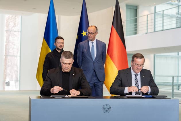 Bundeskanzler, Friedrich Merz, Ukraine, Präsident, Wolodymyr Selenskyj Bundesregierung, Bundeskanzleramt, Friedrich Merz, Bundeskanzler, Vertragsunterzeichnung, Ukraine, Präsident, Wolodymyr Selenskyj Berlin Berlin GER *** Federal Chancellor, Friedrich Merz, Ukraine, President, Volodymyr Selenskyj Federal Government, Federal Chancellery, Friedrich Merz, Federal Chancellor, signing of agreement, Ukraine, President, Volodymyr Selenskyj Berlin Berlin GER