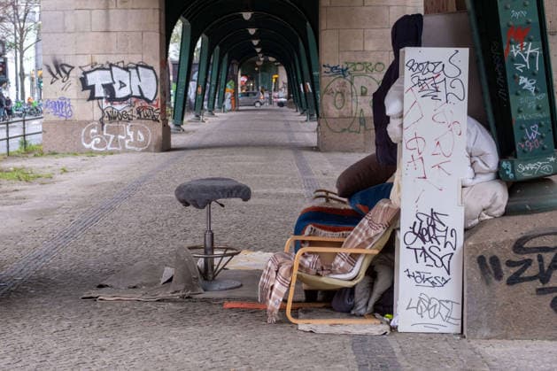 Bettstatt mit einer gewissen Gemütlichkeit eines Obdachlosen unter der Hochbahn auf der Schönhauser Allee in Berlin-Prenzlauer Berg. A makeshift bed with a certain cozy charm, set up by a homeless person under the elevated railway on Schönhauser Allee in Berlin-Prenzlauer Berg. Obdachlosigkeit *** Bed with a certain cozy charm, set up by a homeless person under the elevated railway on Schönhauser Allee in Berlin Prenzlauer Berg A makeshift bed with a certain cozy charm, set up by a homeless person under the elevated railway on Schönhauser Allee in Berlin Prenzlauer Berg Homelessness sp2026041327355.jpg