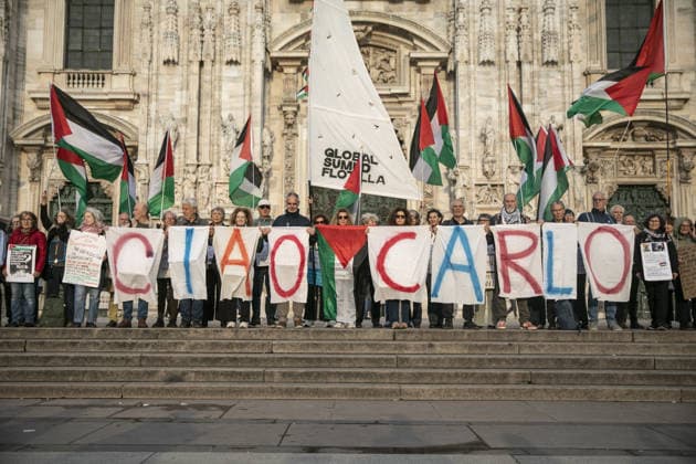 Milan, Piazza Duomo, Pro-Palestinian protesters gather in line every day in front of the cathedral, holding signs in remembrance of city councilor Carlo Monguzzi, Ciao Carlo.  Copyright: xFrancescoxEnriquezx xipa-agency.netx xFrancescoxEnriquezx IPA_Agency_IPA73959590