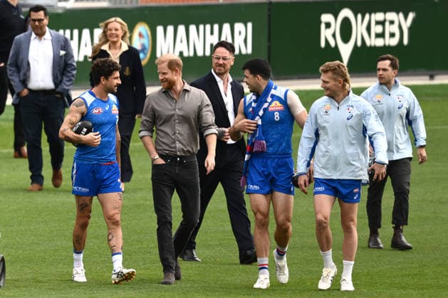 HARRY AND MEGHAN AUSTRALIA VISIT, Prince Harry the Duke of Sussex speaks with (L-R) Tom Liberatore, Matthew Kennedy and Adam Treloar of Western Bulldogs during a visit with the Movember Foundation at the Western Bulldogs headquarters, Whitten Oval in Melbourne, Wednesday, April 15, 2026. ( NO ARCHIVING MELBOURNE VICTORIA AUSTRALIA  Copyright: xJOELxCARRETTx 20260415141565551688