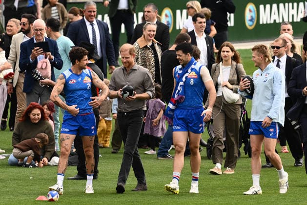 HARRY AND MEGHAN AUSTRALIA VISIT, Prince Harry the Duke of Sussex speaks with (L-R) Tom Liberatore, Matthew Kennedy and Adam Treloar of Western Bulldogs during a visit with the Movember Foundation at the Western Bulldogs headquarters, Whitten Oval in Melbourne, Wednesday, April 15, 2026. ( NO ARCHIVING MELBOURNE VICTORIA AUSTRALIA  Copyright: xJOELxCARRETTx 20260415155853806190