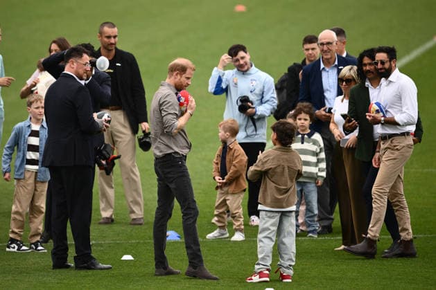 HARRY AND MEGHAN AUSTRALIA VISIT, Prince Harry the Duke of Sussex during plays with an AFL footy during a visit with the Movember Foundation at the Western Bulldogs headquarters, Whitten Oval in Melbourne, Wednesday, April 15, 2026. ( NO ARCHIVING MELBOURNE VICTORIA AUSTRALIA  Copyright: xJOELxCARRETTx 20260415139933439431