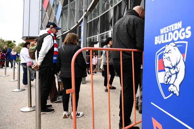 HARRY AND MEGHAN AUSTRALIA VISIT, Western Bulldogs supporters wait to enter the ground for a training session as Prince Harry the Duke of Sussex visits with the Movember Foundation at the Western Bulldogs headquarters, Whitten Oval in Melbourne, Wednesday, April 15, 2026. ( NO ARCHIVING MELBOURNE VICTORIA AUSTRALIA  Copyright: xJOELxCARRETTx 20260415183101606904