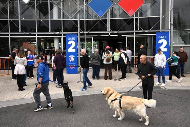 HARRY AND MEGHAN AUSTRALIA VISIT, Western Bulldogs supporters wait to enter the ground for a training session as Prince Harry the Duke of Sussex visits with the Movember Foundation at the Western Bulldogs headquarters, Whitten Oval in Melbourne, Wednesday, April 15, 2026. ( NO ARCHIVING MELBOURNE VICTORIA AUSTRALIA  Copyright: xJOELxCARRETTx 20260415176173454577