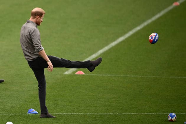 HARRY AND MEGHAN AUSTRALIA VISIT, Prince Harry the Duke of Sussex during plays with an AFL footy during a visit with the Movember Foundation at the Western Bulldogs headquarters, Whitten Oval in Melbourne, Wednesday, April 15, 2026. ( NO ARCHIVING MELBOURNE VICTORIA AUSTRALIA  Copyright: xJOELxCARRETTx 20260415124670094991