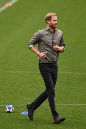 HARRY AND MEGHAN AUSTRALIA VISIT, Prince Harry the Duke of Sussex during a visit with the Movember Foundation at the Western Bulldogs headquarters, Whitten Oval in Melbourne, Wednesday, April 15, 2026. ( NO ARCHIVING MELBOURNE VICTORIA AUSTRALIA  Copyright: xJOELxCARRETTx 20260415127356804603