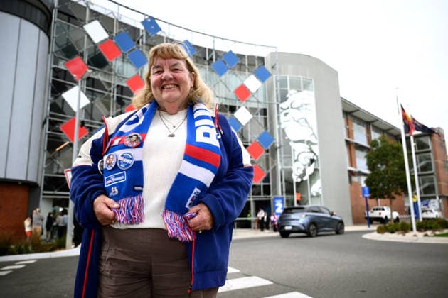 HARRY AND MEGHAN AUSTRALIA VISIT, Western Bulldogs supporter Rose Dennis poses for a photo as she waits to enter the ground for a training session as Prince Harry the Duke of Sussex visits with the Movember Foundation at the Western Bulldogs headquarters, Whitten Oval in Melbourne, Wednesday, April 15, 2026. ( NO ARCHIVING MELBOURNE VICTORIA AUSTRALIA  Copyright: xJOELxCARRETTx 20260415157318161143