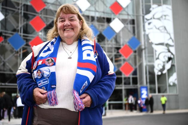 HARRY AND MEGHAN AUSTRALIA VISIT, Western Bulldogs supporter Rose Dennis poses for a photo as she waits to enter the ground for a training session as Prince Harry the Duke of Sussex visits with the Movember Foundation at the Western Bulldogs headquarters, Whitten Oval in Melbourne, Wednesday, April 15, 2026. ( NO ARCHIVING MELBOURNE VICTORIA AUSTRALIA  Copyright: xJOELxCARRETTx 20260415187591591227