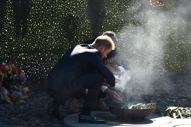 HARRY AND MEGHAN AUSTRALIA VISIT, Prince Harry, Duke of Sussex attends a smoking ceremony at the ˜For Our Country™ memorial during his visit to the Australian War Memorial in Canberra, Wednesday, April 15, 2026. ( NO ARCHIVING CANBERRA AUSTRALIAN CAPITAL TERRITORY AUSTRALIA  Copyright: xLUKASxCOCHx 20260415175442365493