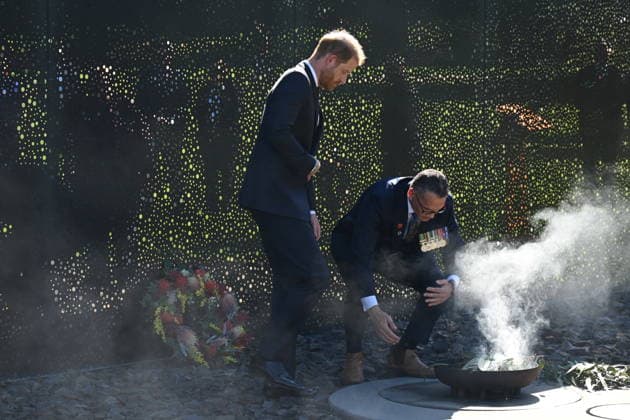 HARRY AND MEGHAN AUSTRALIA VISIT, Prince Harry, Duke of Sussex attends a smoking ceremony at the ˜For Our Country™ memorial during his visit to the Australian War Memorial in Canberra, Wednesday, April 15, 2026. ( NO ARCHIVING CANBERRA AUSTRALIAN CAPITAL TERRITORY AUSTRALIA  Copyright: xLUKASxCOCHx 20260415174034704184