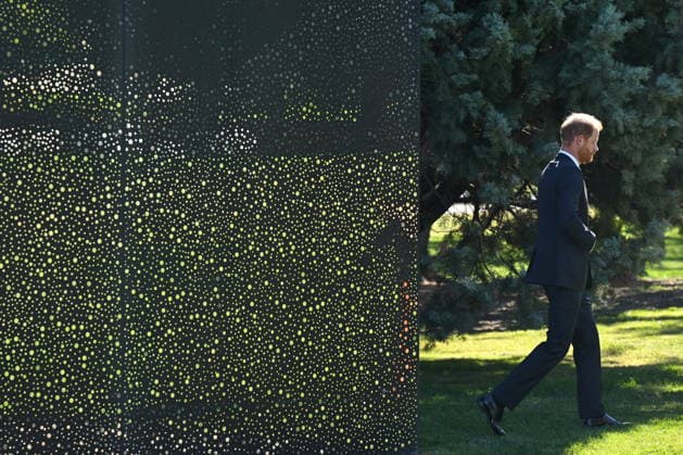 HARRY AND MEGHAN AUSTRALIA VISIT, Prince Harry, Duke of Sussex leaves after attending a smoking ceremony at the ˜For Our Country™ memorial during his visit to the Australian War Memorial in Canberra, Wednesday, April 15, 2026. ( NO ARCHIVING CANBERRA AUSTRALIAN CAPITAL TERRITORY AUSTRALIA  Copyright: xLUKASxCOCHx 20260415197759717069