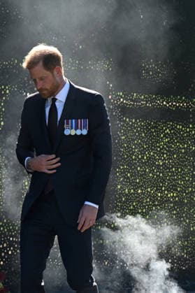 HARRY AND MEGHAN AUSTRALIA VISIT, Prince Harry, Duke of Sussex attends a smoking ceremony at the ˜For Our Country™ memorial during his visit to the Australian War Memorial in Canberra, Wednesday, April 15, 2026. ( NO ARCHIVING CANBERRA AUSTRALIAN CAPITAL TERRITORY AUSTRALIA  Copyright: xLUKASxCOCHx 20260415189683668110