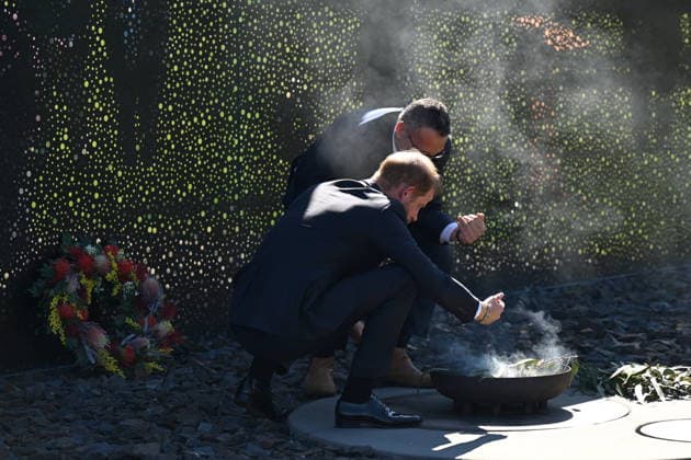 HARRY AND MEGHAN AUSTRALIA VISIT, Prince Harry, Duke of Sussex attends a smoking ceremony at the ˜For Our Country™ memorial during his visit to the Australian War Memorial in Canberra, Wednesday, April 15, 2026. ( NO ARCHIVING CANBERRA AUSTRALIAN CAPITAL TERRITORY AUSTRALIA  Copyright: xLUKASxCOCHx 20260415120857940717