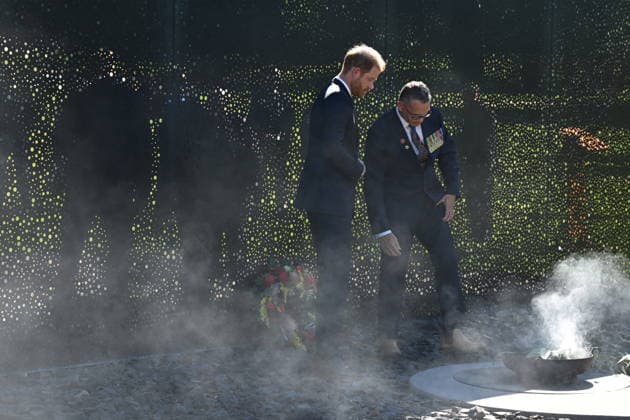HARRY AND MEGHAN AUSTRALIA VISIT, Prince Harry, Duke of Sussex attends a smoking ceremony at the ˜For Our Country™ memorial during his visit to the Australian War Memorial in Canberra, Wednesday, April 15, 2026. ( NO ARCHIVING CANBERRA AUSTRALIAN CAPITAL TERRITORY AUSTRALIA  Copyright: xLUKASxCOCHx 20260415194200398884