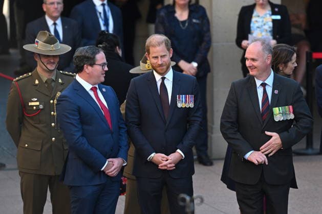 HARRY AND MEGHAN AUSTRALIA VISIT, Prince Harry, Duke of Sussex speaks to Australian Minister for Veterans™ Affairs Matt Keogh (left) and Director of the Australian War Memorial Matt Anderson as he attends the Last Post ceremony during his visit to the Australian War Memorial in Canberra, Wednesday, April 15, 2026. ( NO ARCHIVING CANBERRA AUSTRALIAN CAPITAL TERRITORY AUSTRALIA  Copyright: xLUKASxCOCHx 20260415178497035255