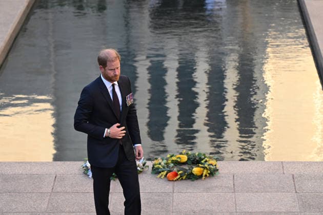 HARRY AND MEGHAN AUSTRALIA VISIT, Prince Harry, Duke of Sussex lays a wreath as he attends the Last Post ceremony during his visit to the Australian War Memorial in Canberra, Wednesday, April 15, 2026. ( NO ARCHIVING CANBERRA AUSTRALIAN CAPITAL TERRITORY AUSTRALIA  Copyright: xLUKASxCOCHx 20260415148321180362