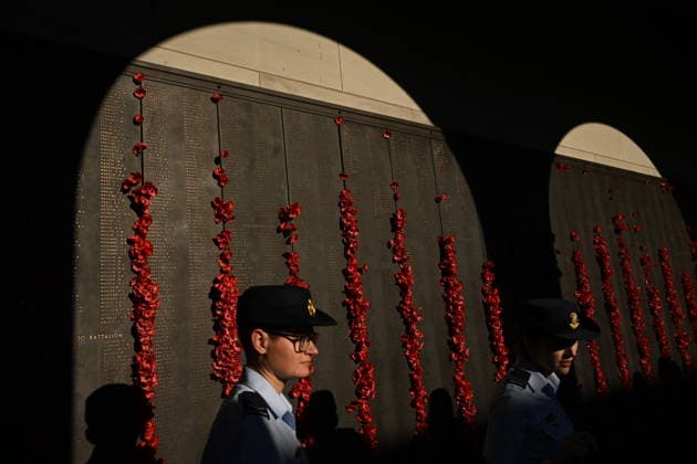 HARRY AND MEGHAN AUSTRALIA VISIT, Members of the Australian Defence Force attend the Last Post at the Australian War Memorial in Canberra, Wednesday, April 15, 2026. ( NO ARCHIVING CANBERRA AUSTRALIAN CAPITAL TERRITORY AUSTRALIA  Copyright: xLUKASxCOCHx 20260415182553537470