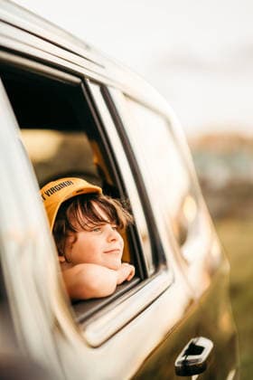 summertime boy looking out car window at sunset wearing baseball hat Beaver, West Virginia, United States CR_ZVBJ260413-1997466-01 ,model released, Symbolfoto