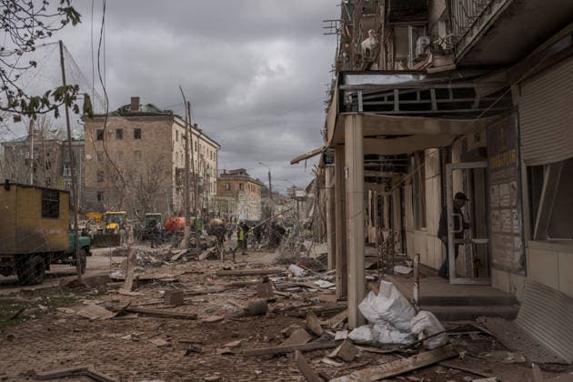 Russian strike on Sloviansk causes heavy destruction SLOVIANSK, UKRAINE - APRIL 15: A view of the destruction after the attack by the Russian army with a FAB-1500 in the residential area in Sloviansk, Donetsk Oblast, Ukraine on April 15, 2026. One person got injured, and approximately 40 buildings got damaged including a historical monument. Jose Colon Anadolu Sloviansk Ukraine. Editorial use only. Please get in touch for any other usage.  Copyright: x2026xAnadoluxJosexColonx