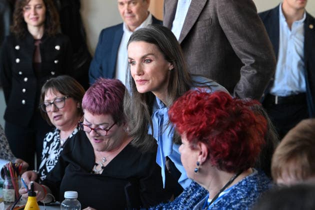 The King and Queen visit the José María de Llanos Foundation on the occasion of the 25th anniversary of the Escuela de Hostelería del Sur Queen Letizia during her visit to the José María de Llanos Foundation on the occasion of the 25th anniversary of the Escuela de Hostelería del Sur, on April 15, 2026, in Madrid Spain Since 2001 it has been operating as a School of Hospitality, dedicated to the comprehensive training of future catering professionals, chefs, bartenders and waiters, whose training is provided by a select group of teachers FAMOUS KINGS AND QUEENS HOTEL SCHOOL José Madrid Madrid Madrid Spain  Copyright: xJosÃ xOlivax 7442966