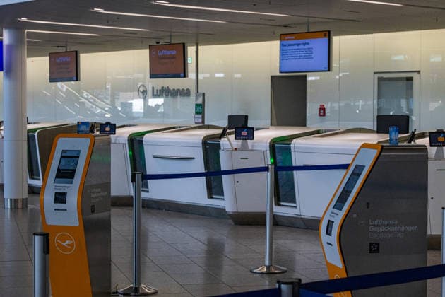 UFO-Streik bei Lufthansa zahlreiche Flüge fallen aus Die Gewerkschaft UFO rief das Kabinenpersonal von Lufthansa und Lufthansa CityLine am 15.04.2026 zu einem zweitägigen Streik auf, der von 00:01 Uhr bis Donnerstag, 16.04.2026, 23:59 Uhr andauert. Bestreikt werden alle Abflüge der Deutschen Lufthansa AG ab Frankfurt und München sowie alle Abflüge der Lufthansa CityLine von neun deutschen Flughäfen. Am Flughafen Frankfurt wurden zahlreiche Notpositionen für gestrandete Maschinen eingerichtet und die Nordwestlandebahn wurde wegen des geringen Verkehrsaufkommens geschlossen alle verbleibenden Starts und Landungen laufen über die drei anderen Bahnen. Hintergrund ist ein Tarifstreit um einen Manteltarifvertrag sowie einen Sozial