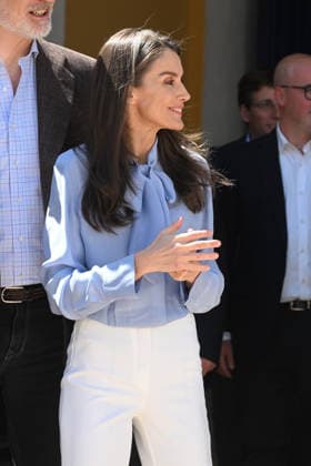 The King and Queen visit the José María de Llanos Foundation on the occasion of the 25th anniversary of the Escuela de Hostelería del Sur Queen Letizia during her visit to the José María de Llanos Foundation on the occasion of the 25th anniversary of the Escuela de Hostelería del Sur, on April 15, 2026, in Madrid Spain Since 2001 it has been operating as a School of Hospitality, dedicated to the comprehensive training of future catering professionals, chefs, bartenders and waiters, whose training is provided by a select group of teachers FAMOUS KINGS AND QUEENS HOTEL SCHOOL José Madrid Madrid Madrid Spain  Copyright: xJosÃ xOlivax 7443083